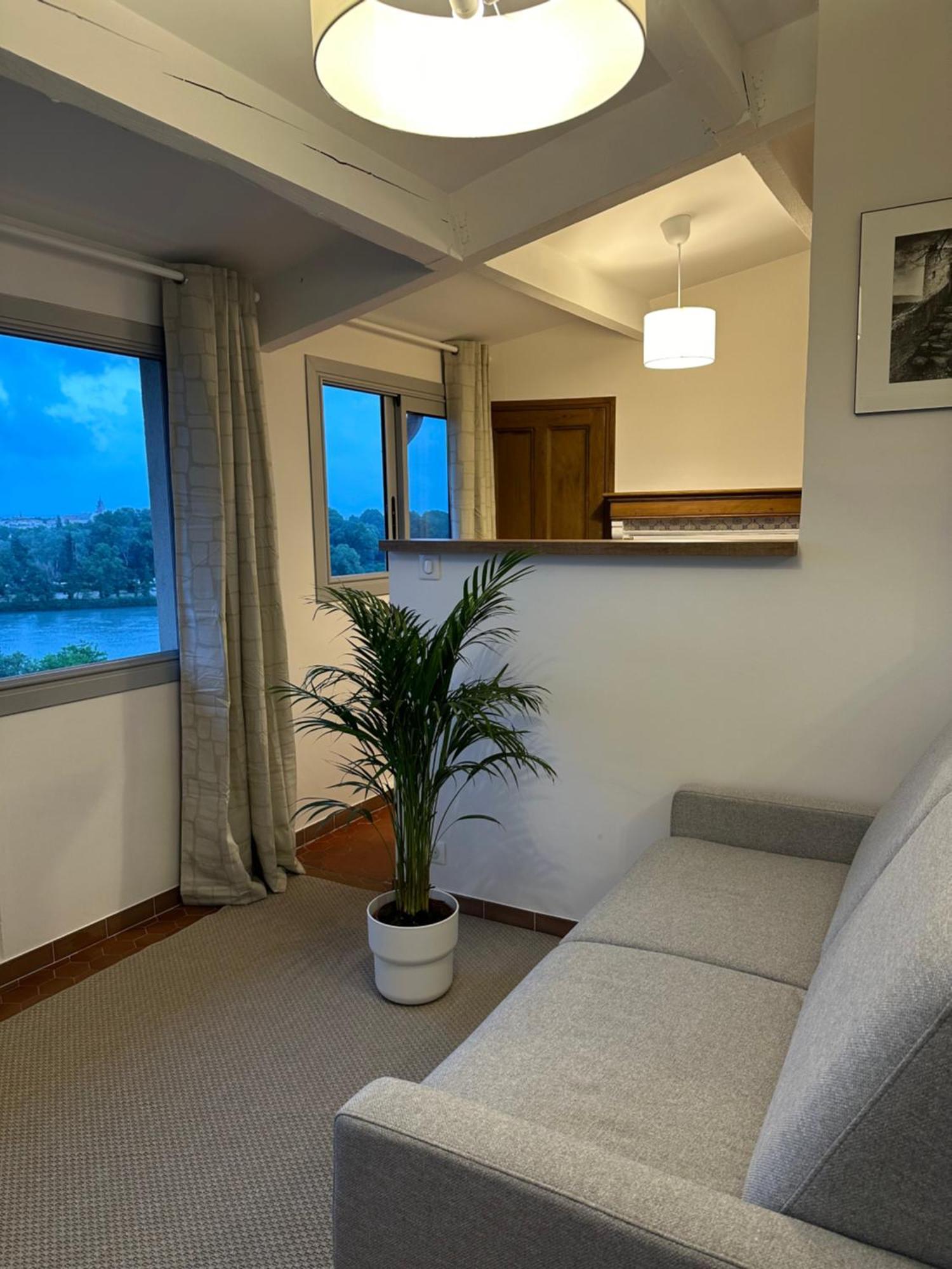 Charmante Petite Maison Avec Vue Panoramique, En Centre Historique, Proche D'Avignon, Ancienne, Renovee, Climatisee, Terrasse, Parking Public Gratuit Villeneuve-lès-Avignon Exterior foto