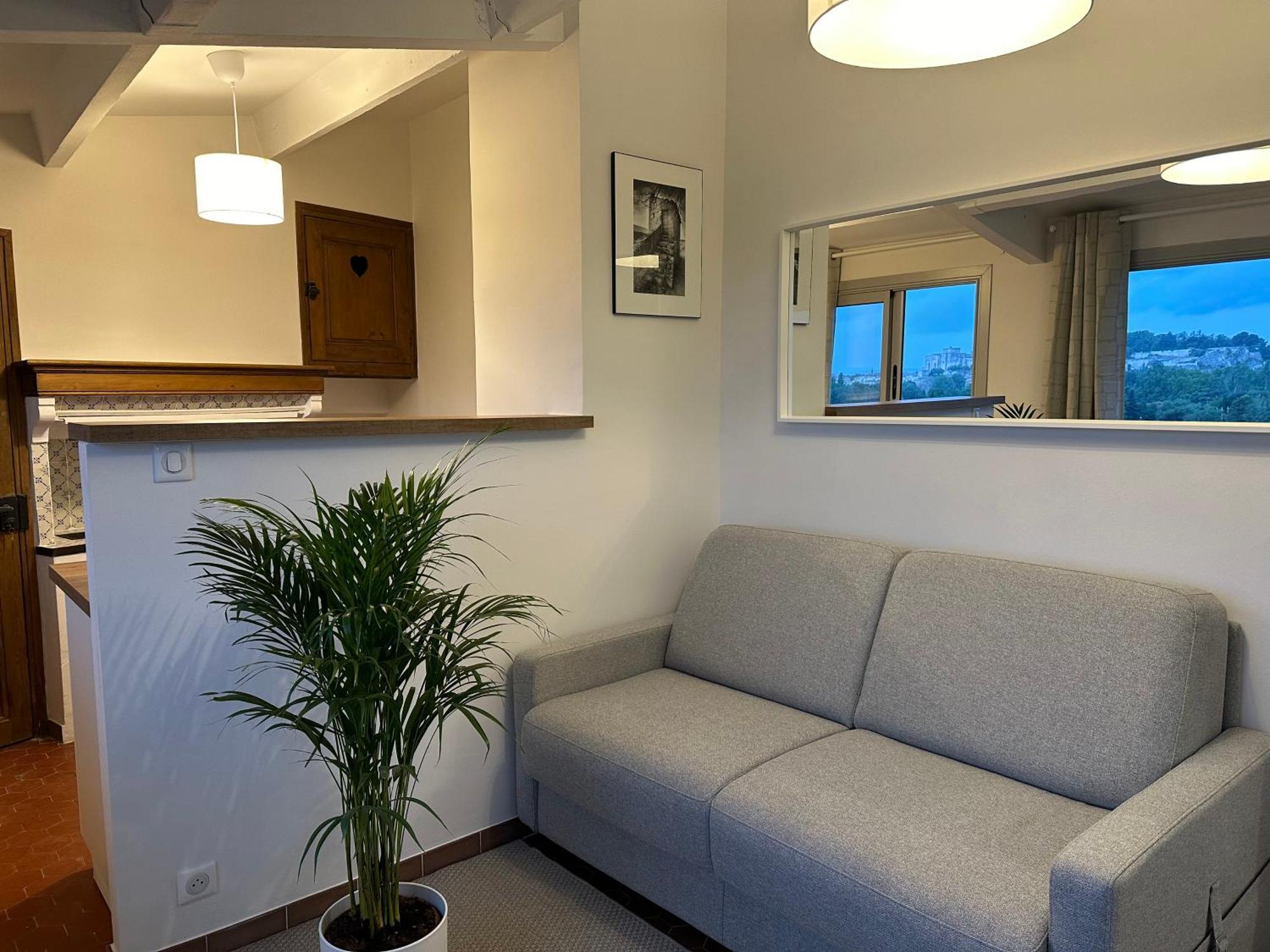 Charmante Petite Maison Avec Vue Panoramique, En Centre Historique, Proche D'Avignon, Ancienne, Renovee, Climatisee, Terrasse, Parking Public Gratuit Villeneuve-lès-Avignon Exterior foto